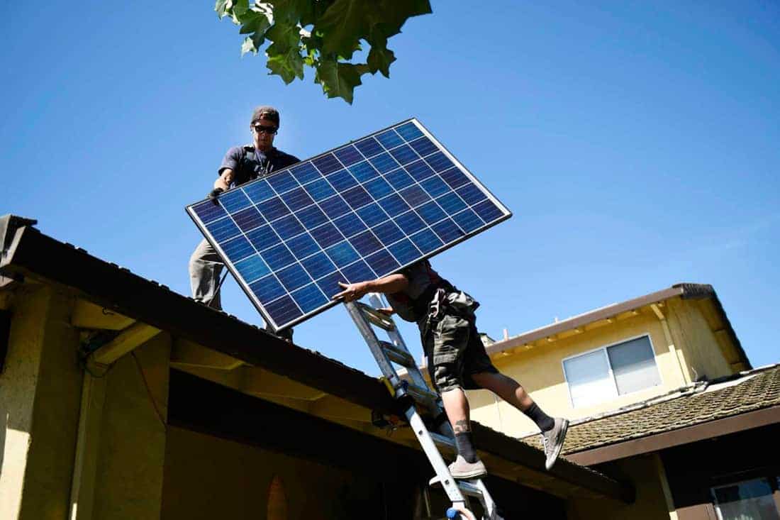 Installing-Solar-Panels-in-Portland
