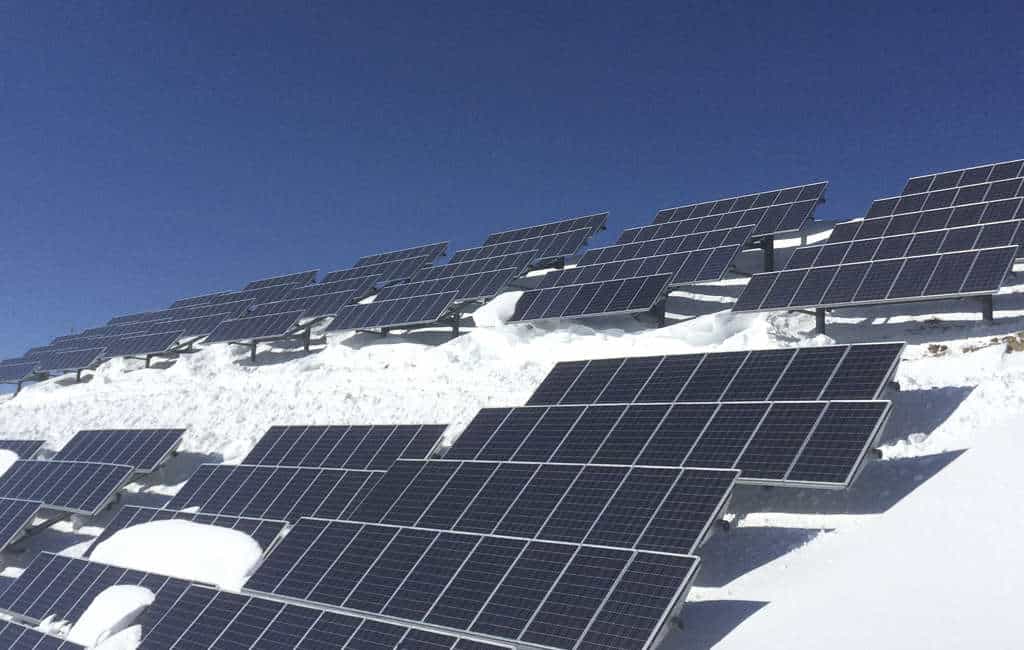 Keep-Snow-Off-Solar-Panels