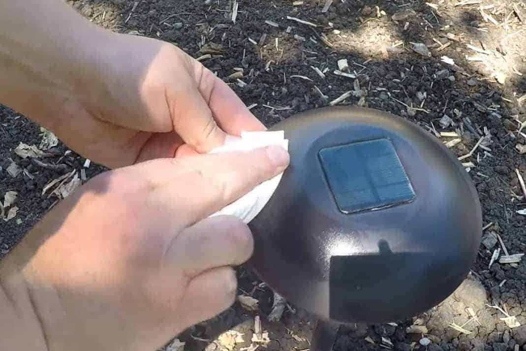 cleaning-solar-lights