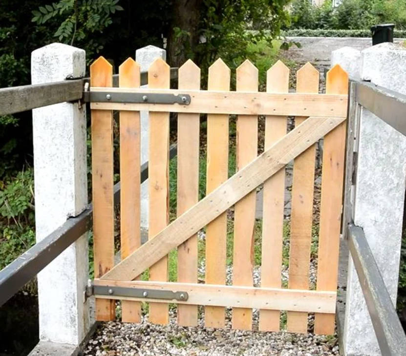 DIY Pallet Fence Gate